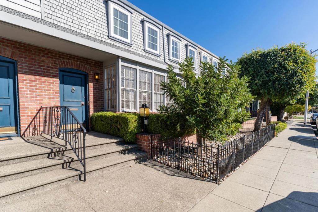 523 Maple Street Property Photo