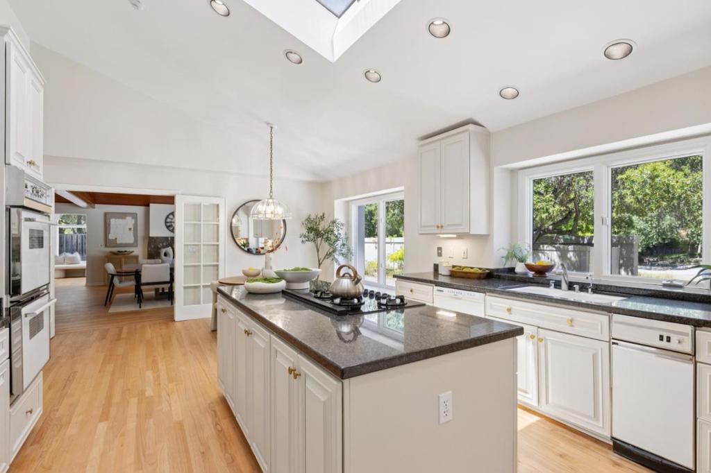 13385 Surrey Lane Property Photo 16