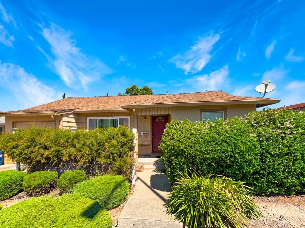 2536 Grove Way Property Photo 3