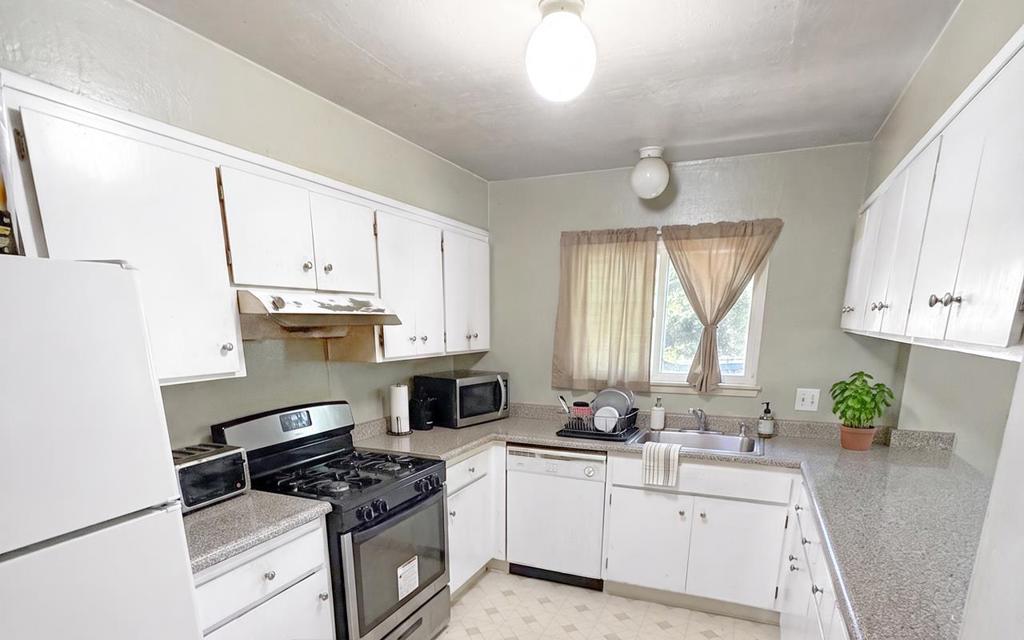 2536 Grove Way Property Photo 4