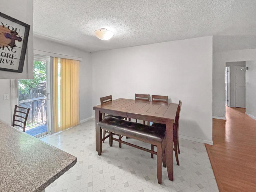 2536 Grove Way Property Photo 5