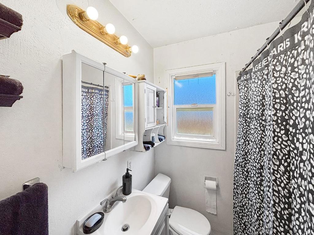 2536 Grove Way Property Photo 7
