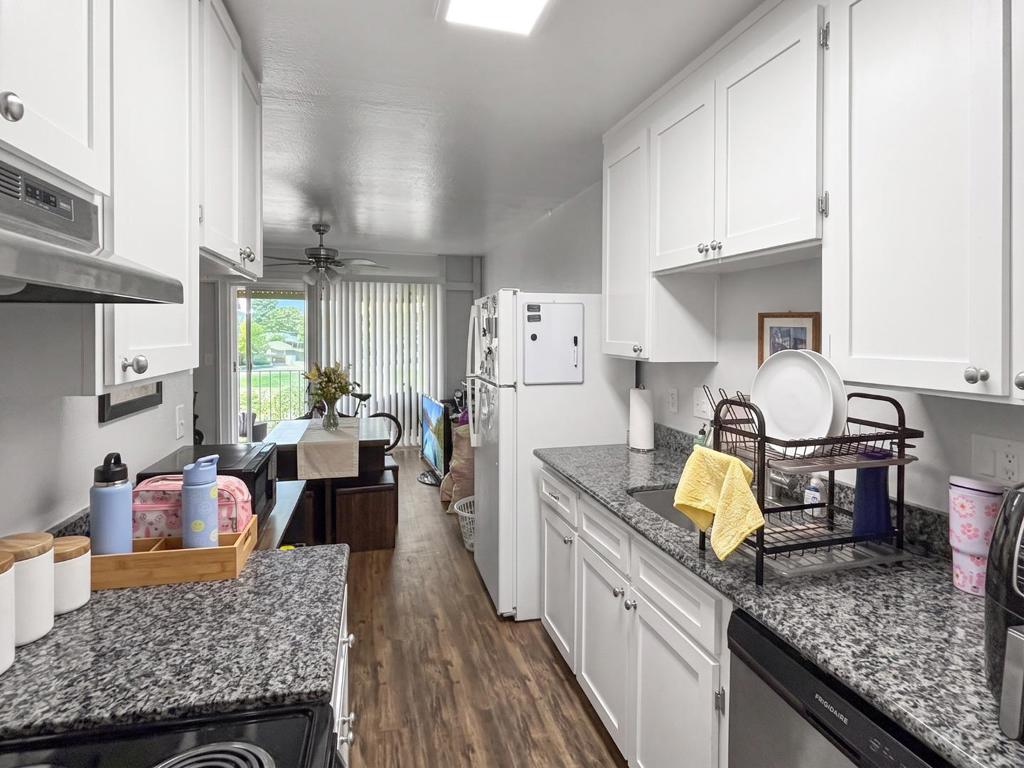 2536 Grove Way Property Photo 12
