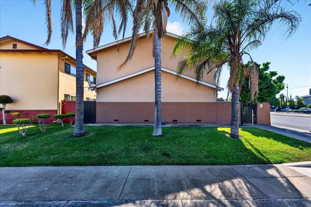 5601 Hoffman Court Property Photo 1