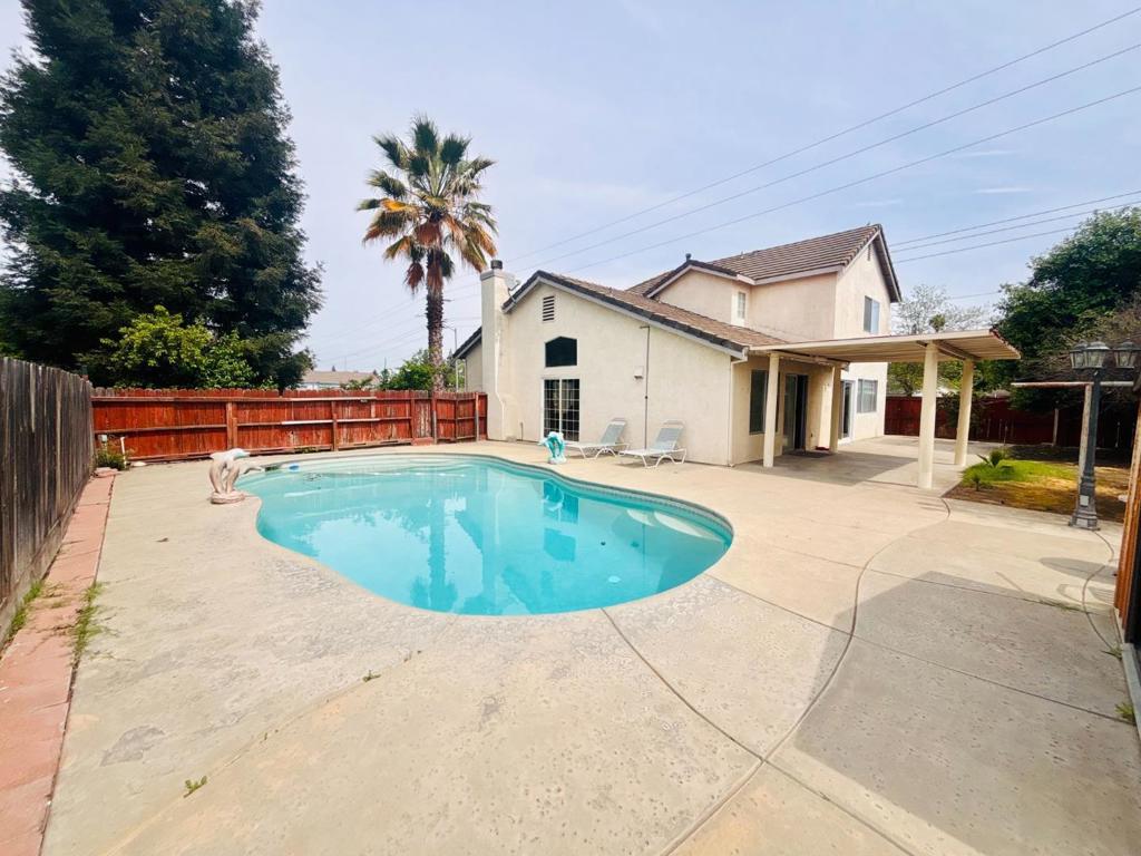 6 Westmont Court Property Photo 2
