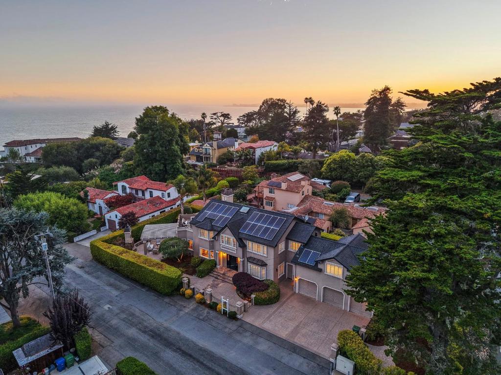 400 Seaview Drive Property Photo 1