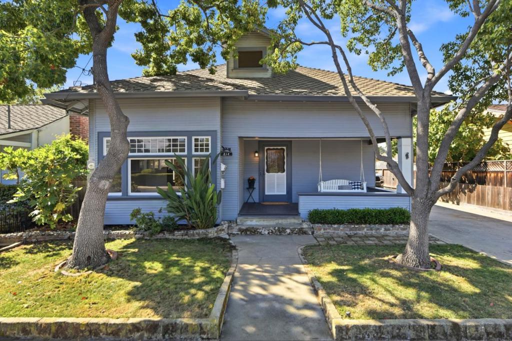 212 E Rincon Avenue Property Photo 1