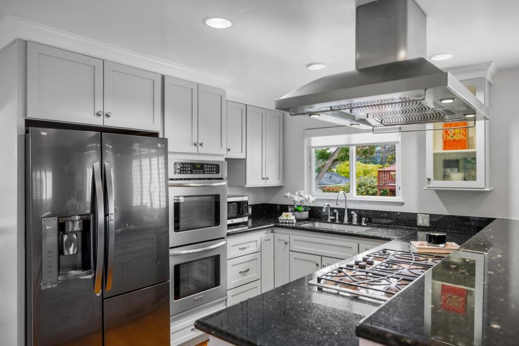 537 Larkin Street Property Photo 13