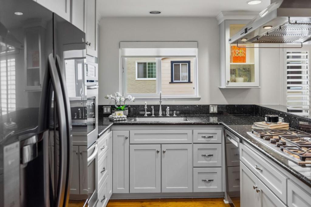 537 Larkin Street Property Photo 14
