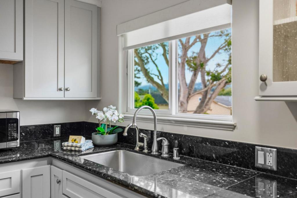 537 Larkin Street Property Photo 16