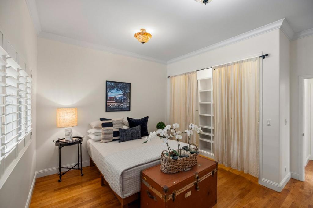 537 Larkin Street Property Photo 18