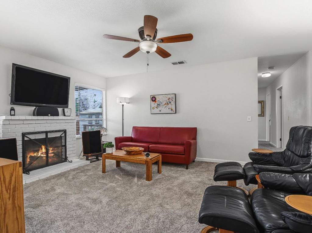 5707 Snell Way Property Photo 14
