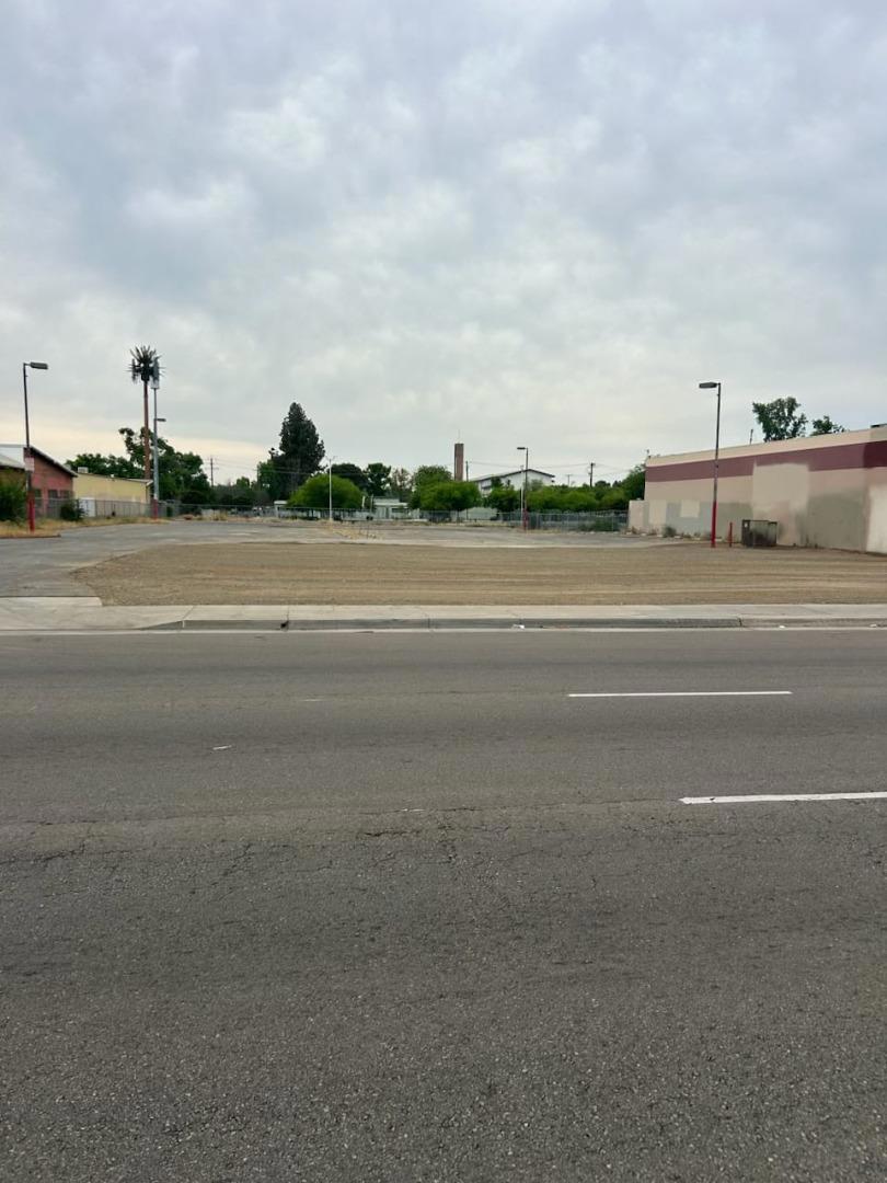 3851 N Blackstone Avenue Property Photo 2
