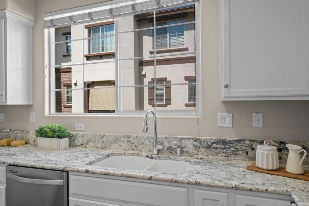 1052 Chamomile Property Photo 18