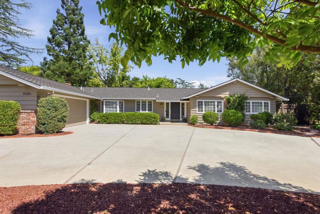 19201 Harleigh Drive Property Photo 2