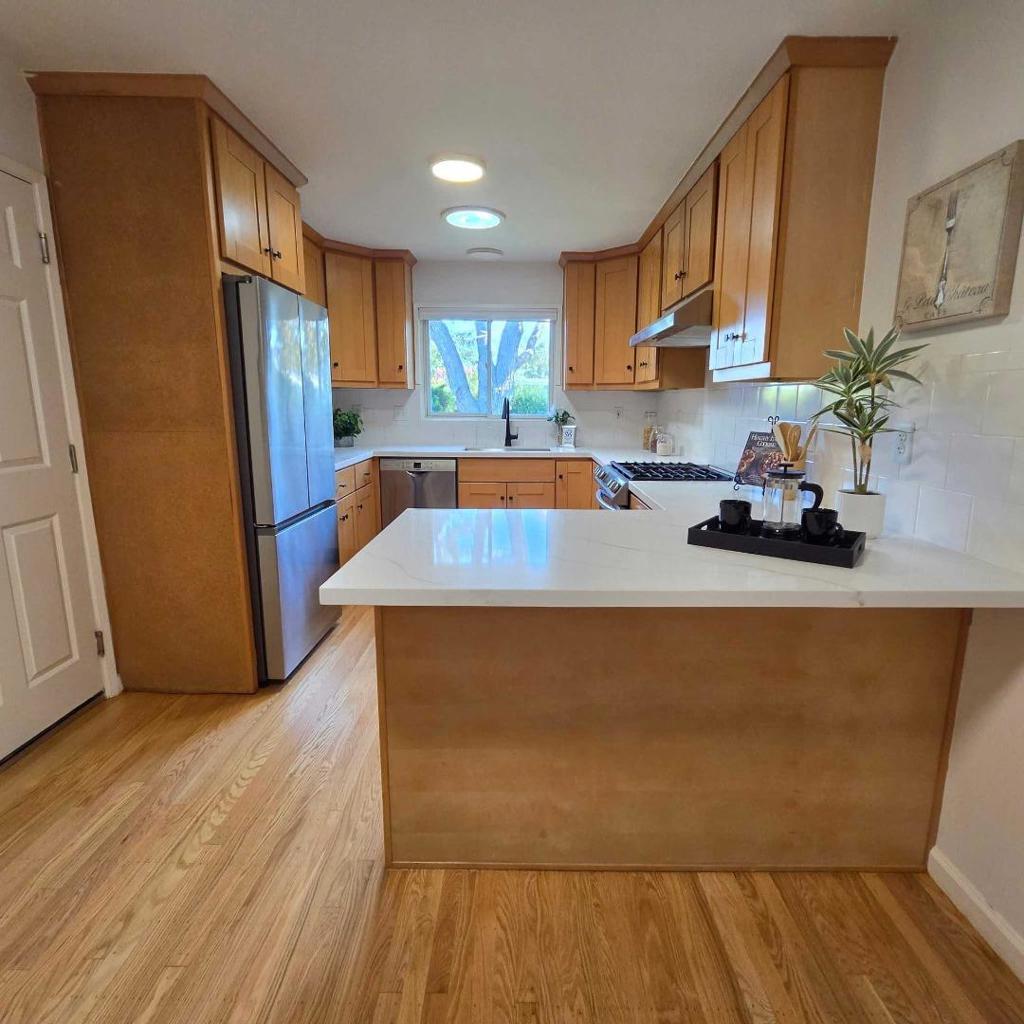 994 Colonial Lane Property Photo 3