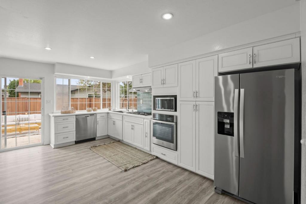 2424 Douglas Street Property Photo 9