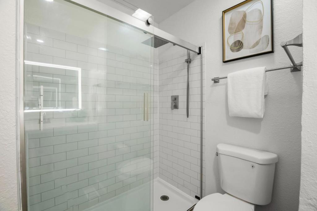 2424 Douglas Street Property Photo 19