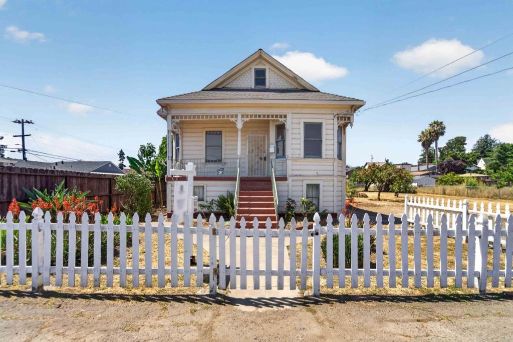 21459 Locust Street Property Photo 1