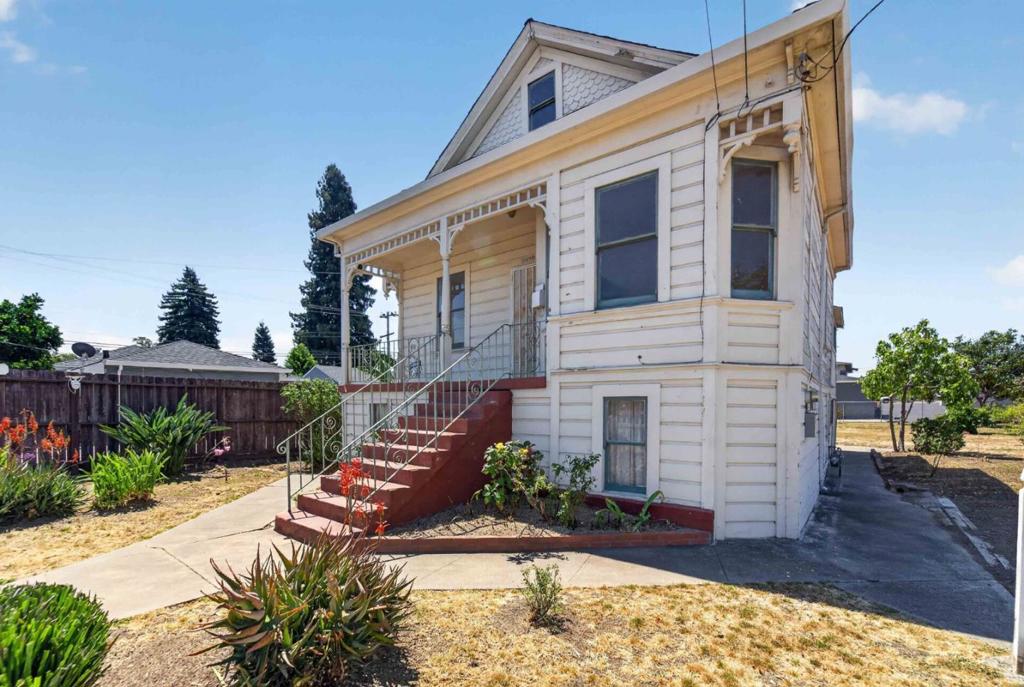 21459 Locust Street Property Photo 2