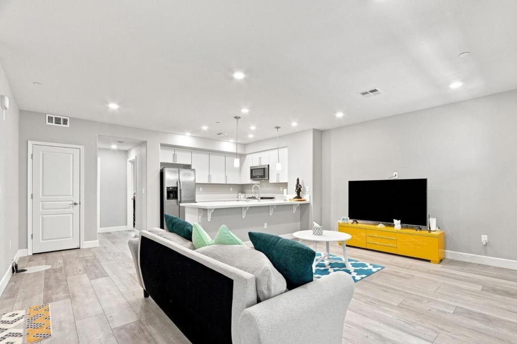 633 Clover Circle Property Photo 1