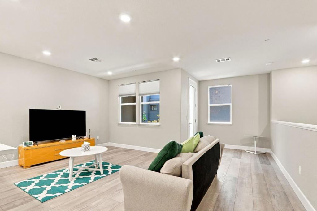 633 Clover Circle Property Photo 3