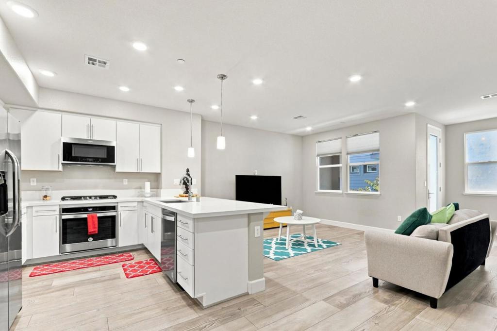 633 Clover Circle Property Photo 8