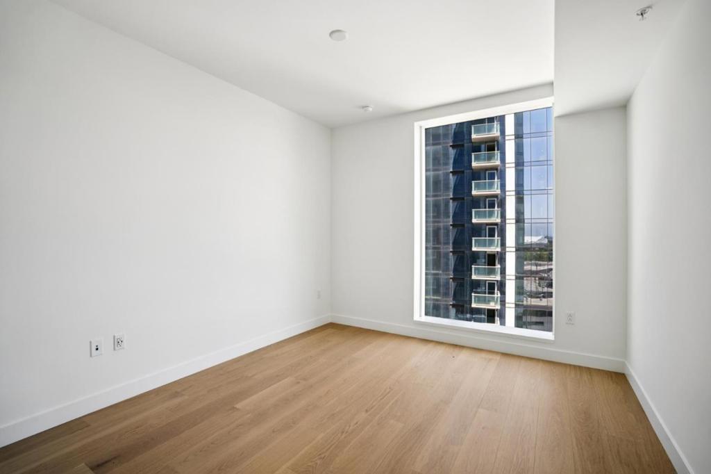 188 W Saint James Street 11119 Property Photo 3