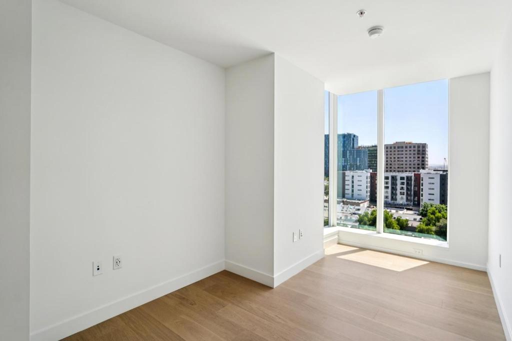 188 W Saint James Street 11119 Property Photo 5