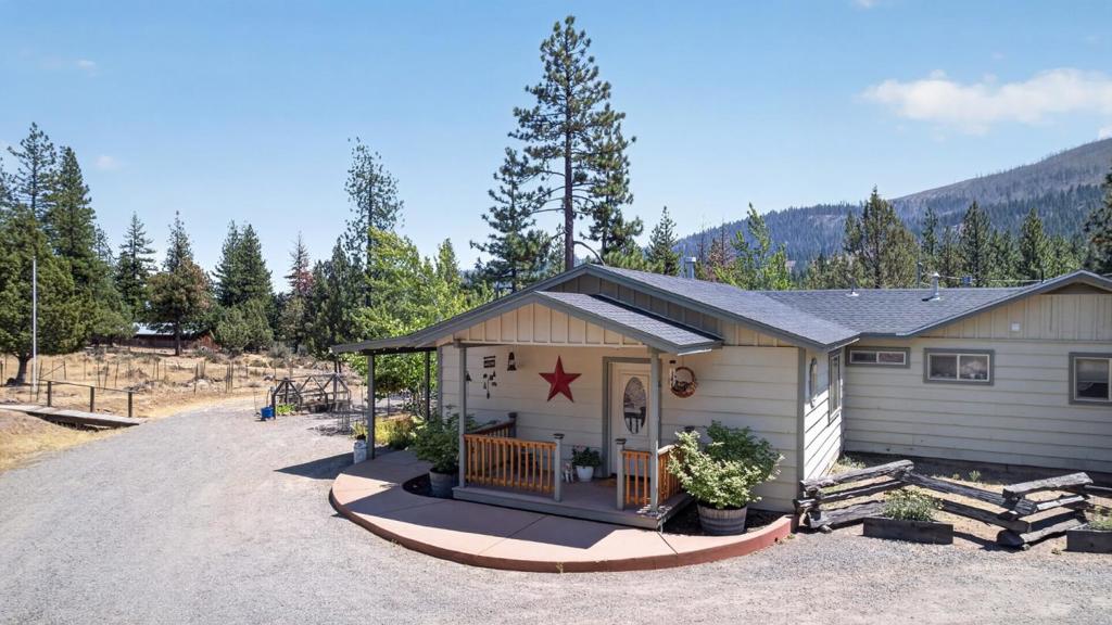 695075 Gold Run Road Property Photo 1