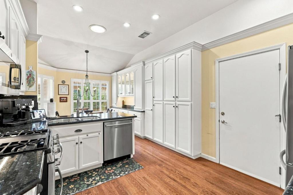 4012 Clubhouse Court Property Photo 9