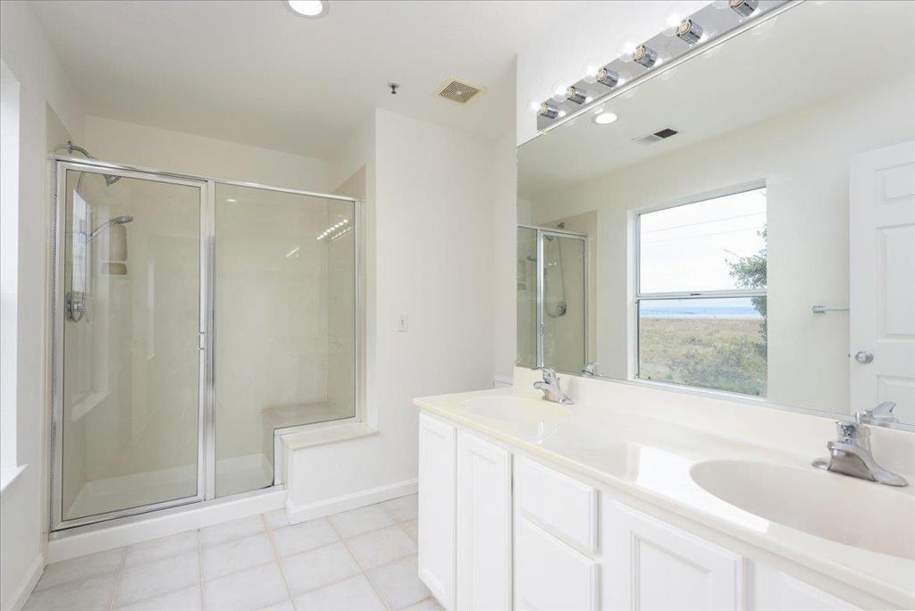 3 Bay Property Photo 18
