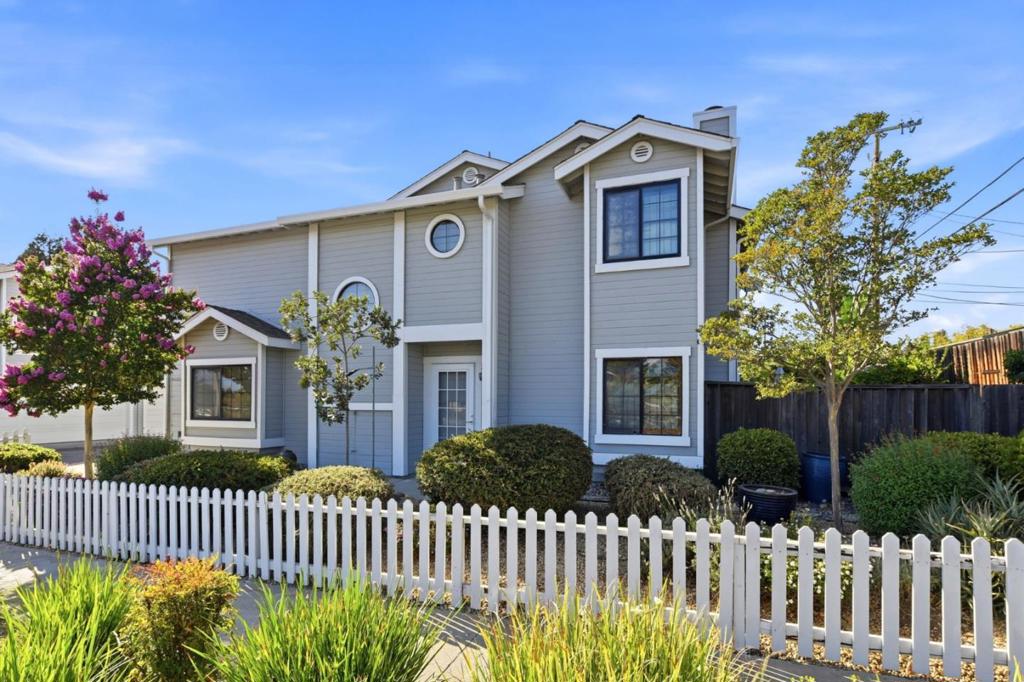 194 Colonade Square Property Photo 3