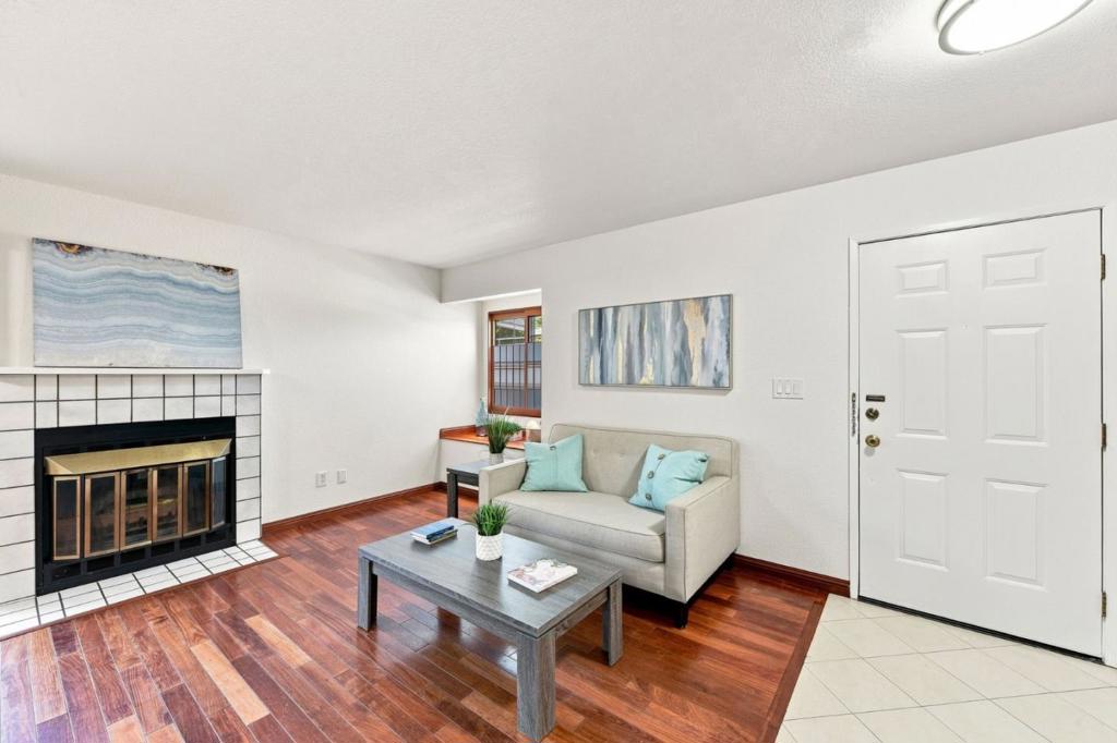 194 Colonade Square Property Photo 6