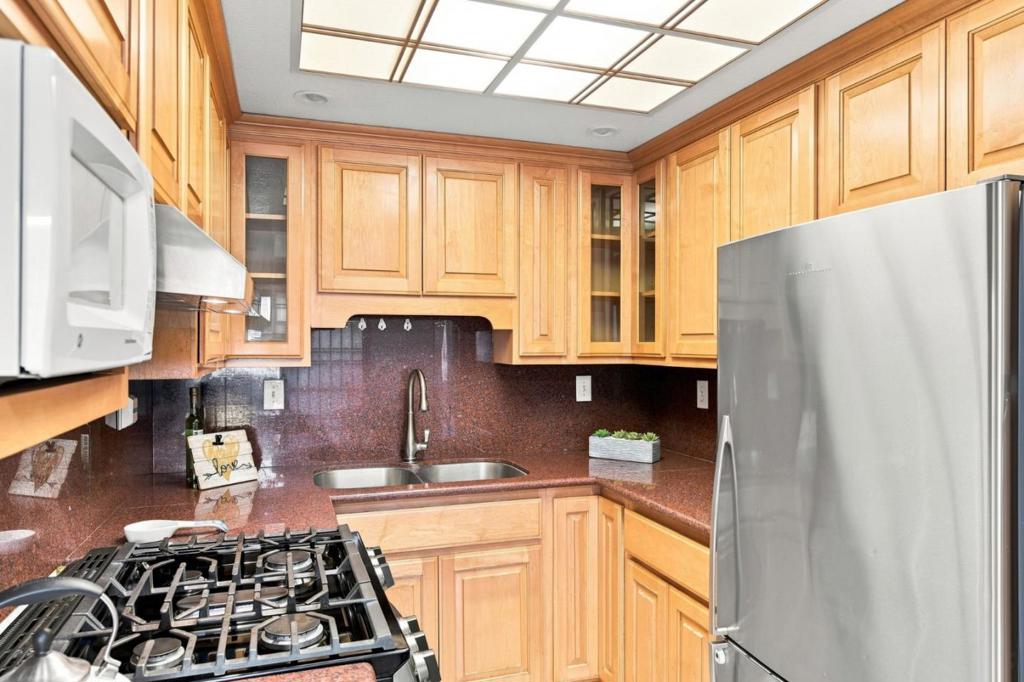 194 Colonade Square Property Photo 11