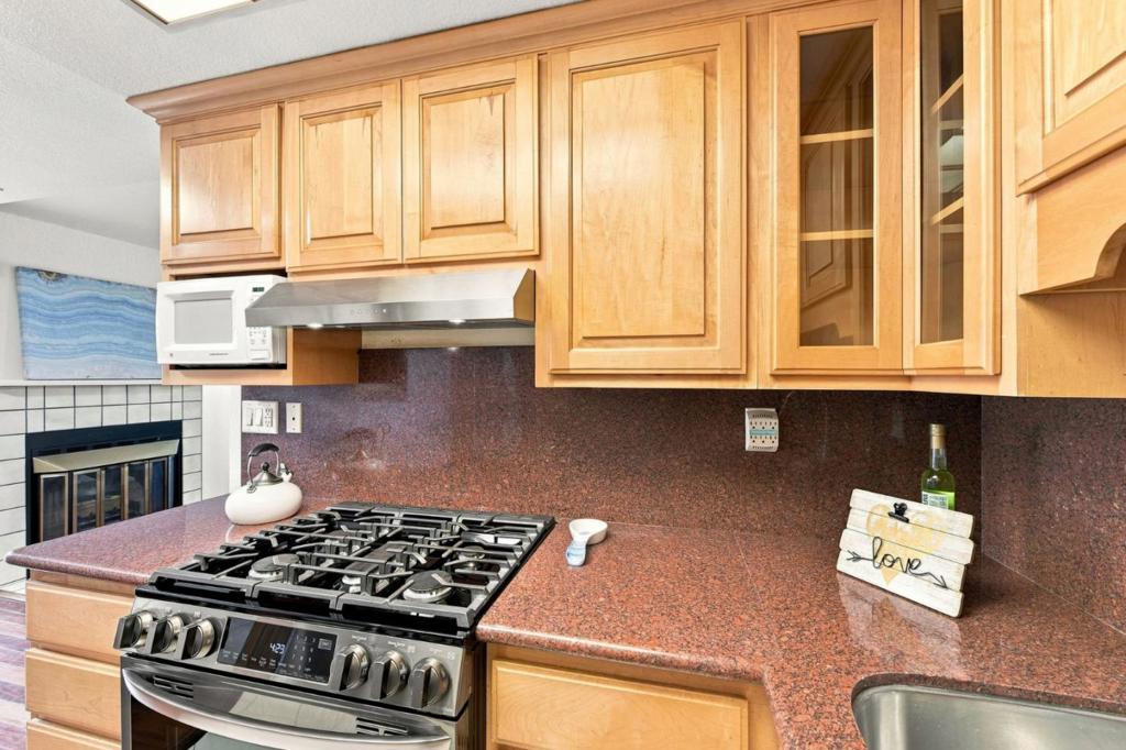 194 Colonade Square Property Photo 12