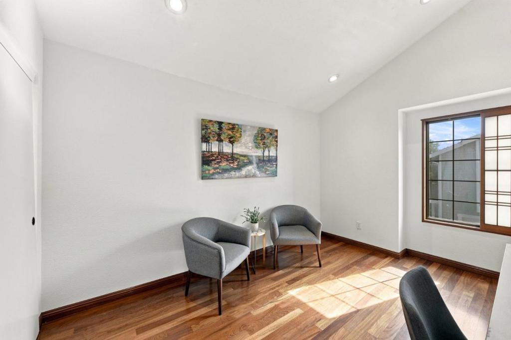 194 Colonade Square Property Photo 23