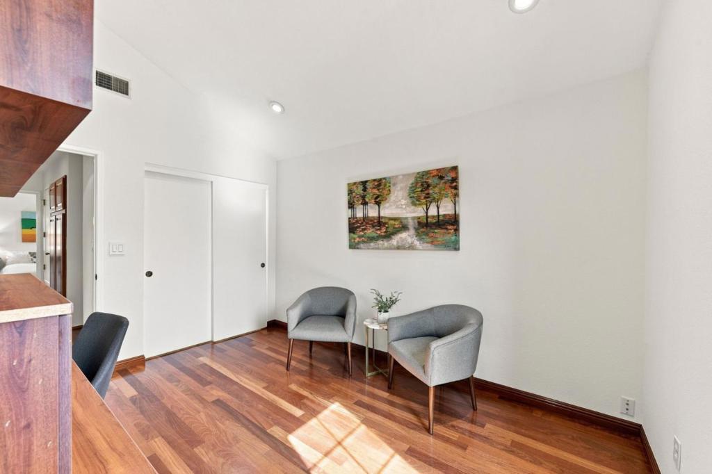 194 Colonade Square Property Photo 25