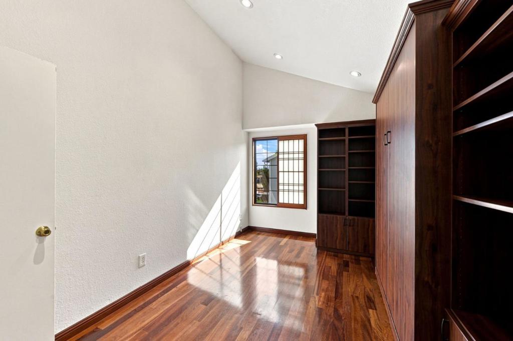 194 Colonade Square Property Photo 28