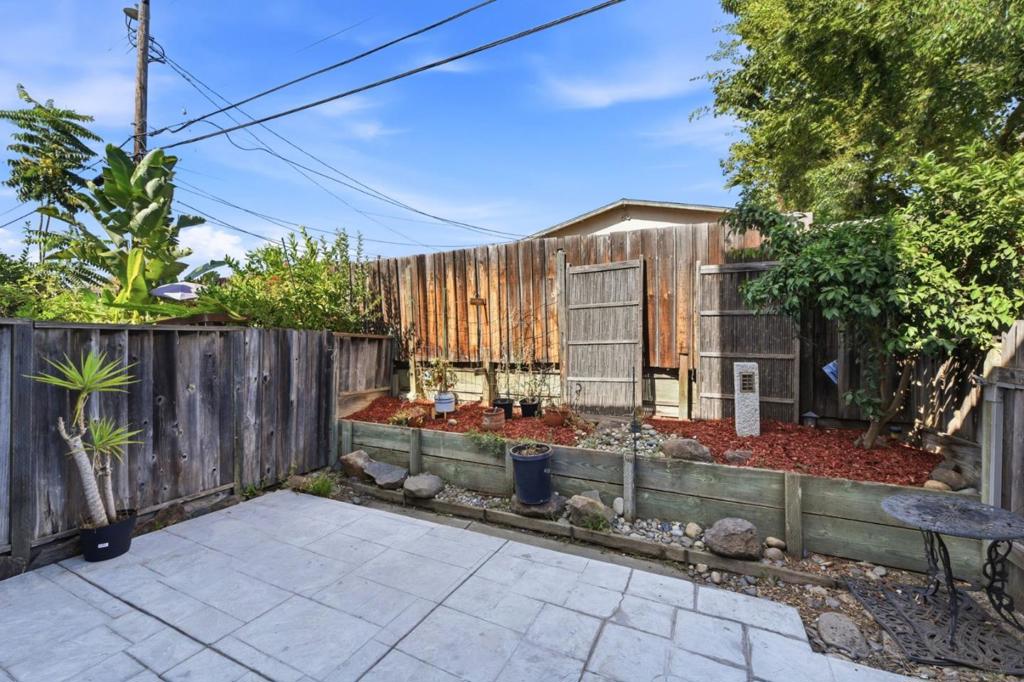 194 Colonade Square Property Photo 35