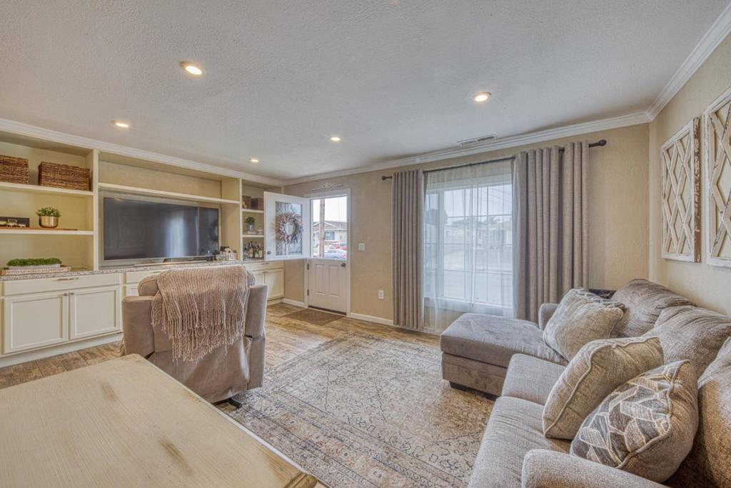 10941 Axtell Street Property Photo 2