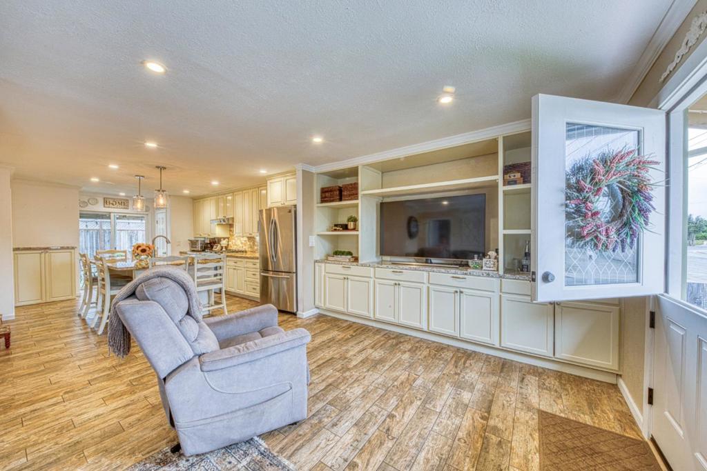 10941 Axtell Street Property Photo 3