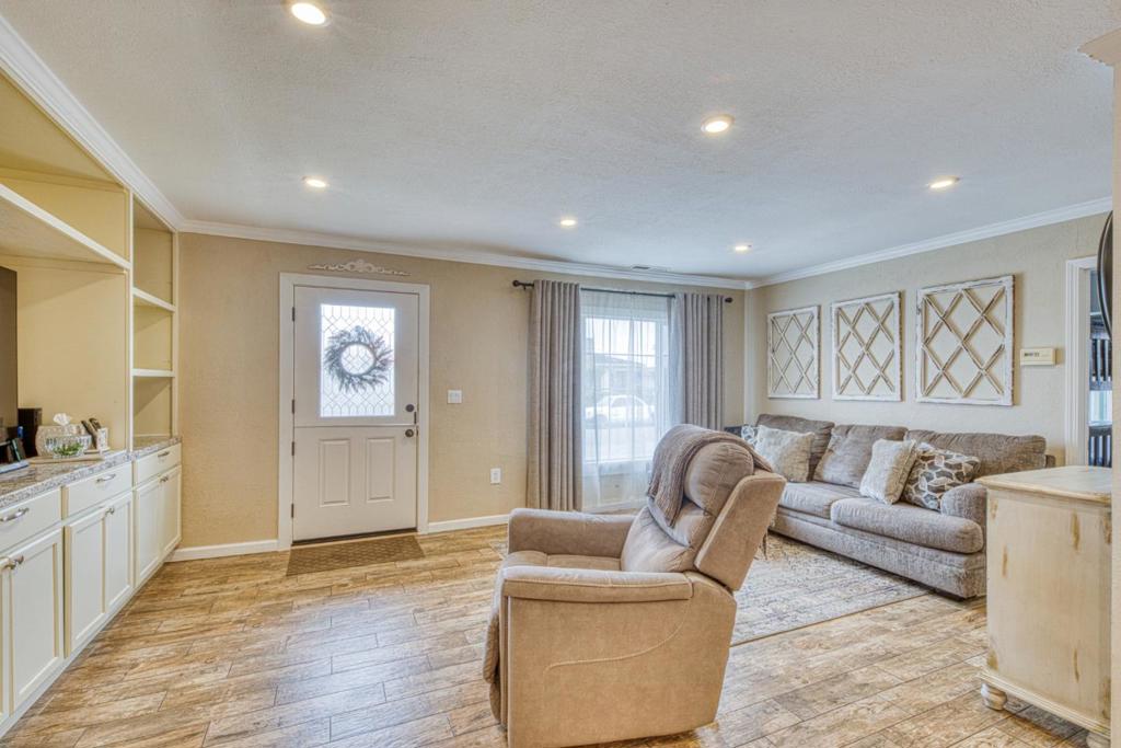 10941 Axtell Street Property Photo 4