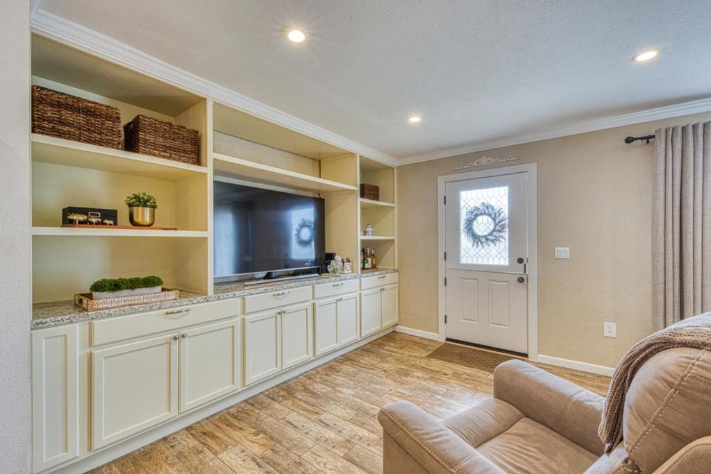 10941 Axtell Street Property Photo 5