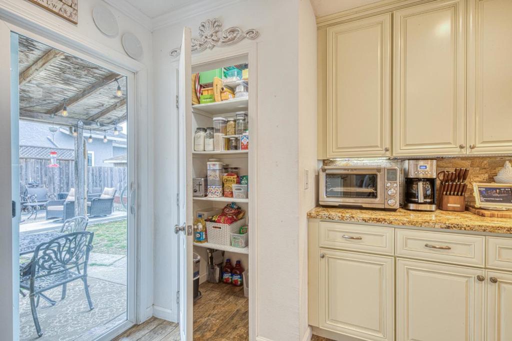 10941 Axtell Street Property Photo 10
