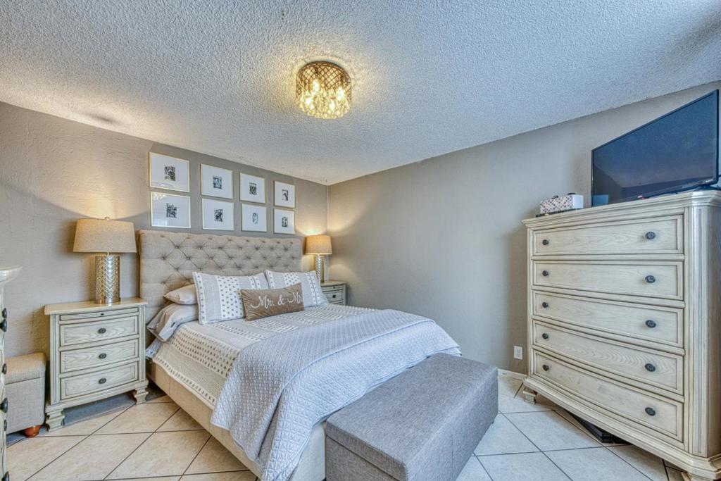 10941 Axtell Street Property Photo 21