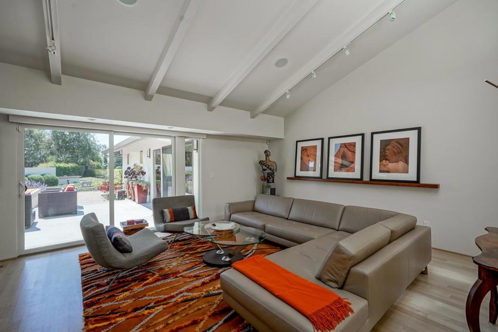 7086 Valley Greens Circle Property Photo 5