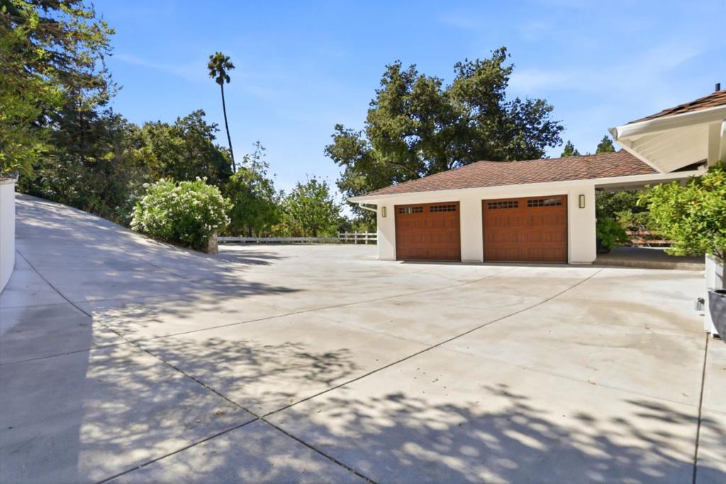 15560 Blossom Hill Road Property Photo 2