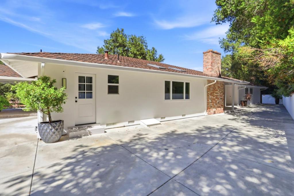 15560 Blossom Hill Road Property Photo 3