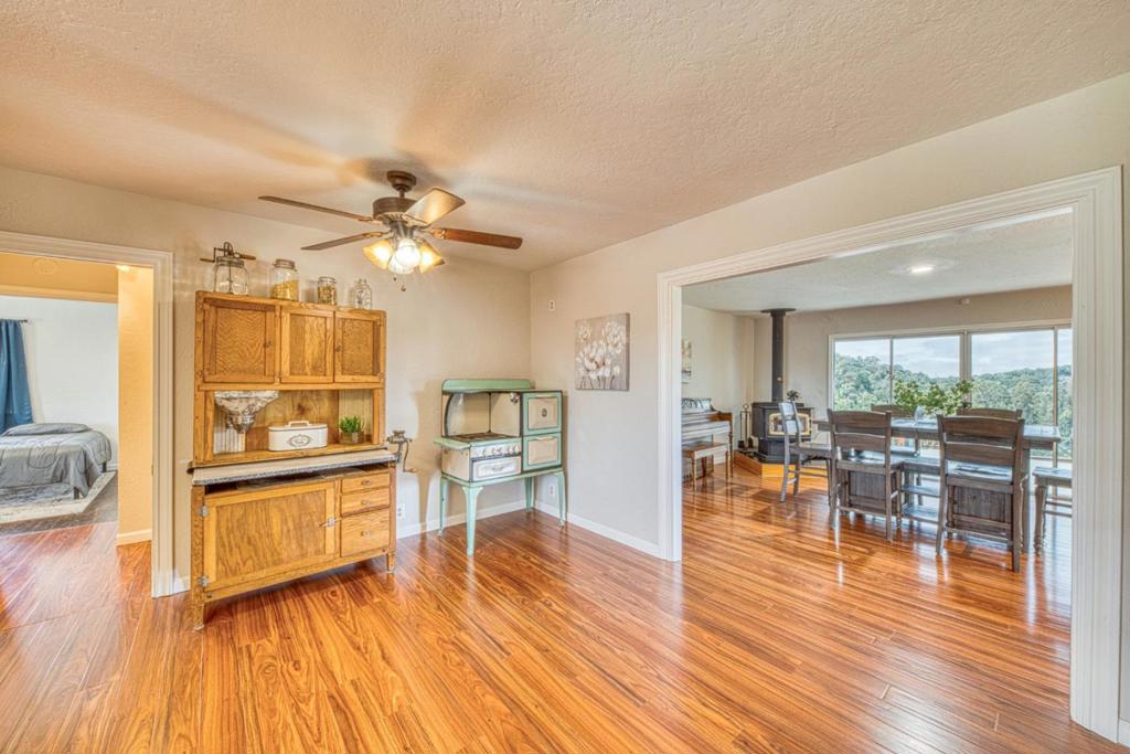 16985 Forrest Lane B Property Photo 4